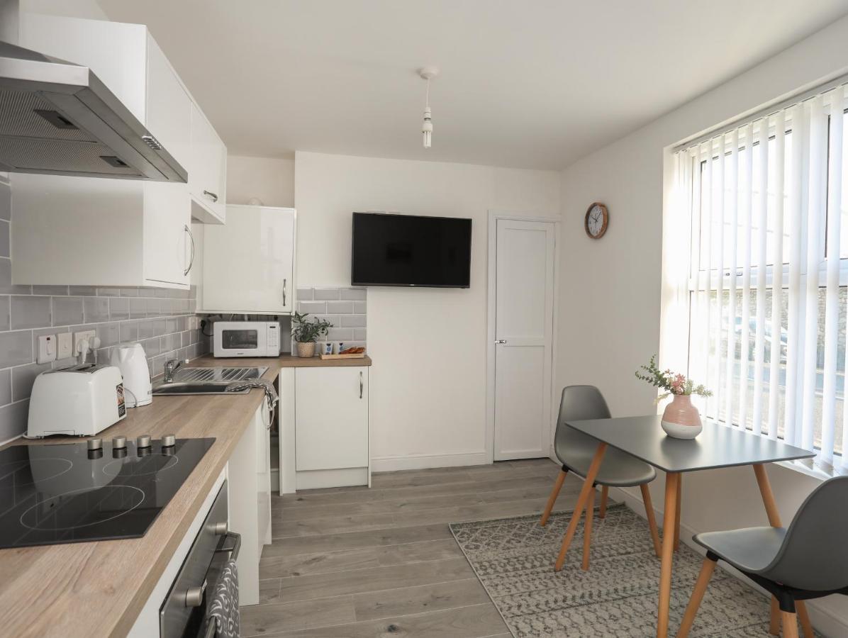 Port Apartment 1 Хоулихед Екстериор снимка