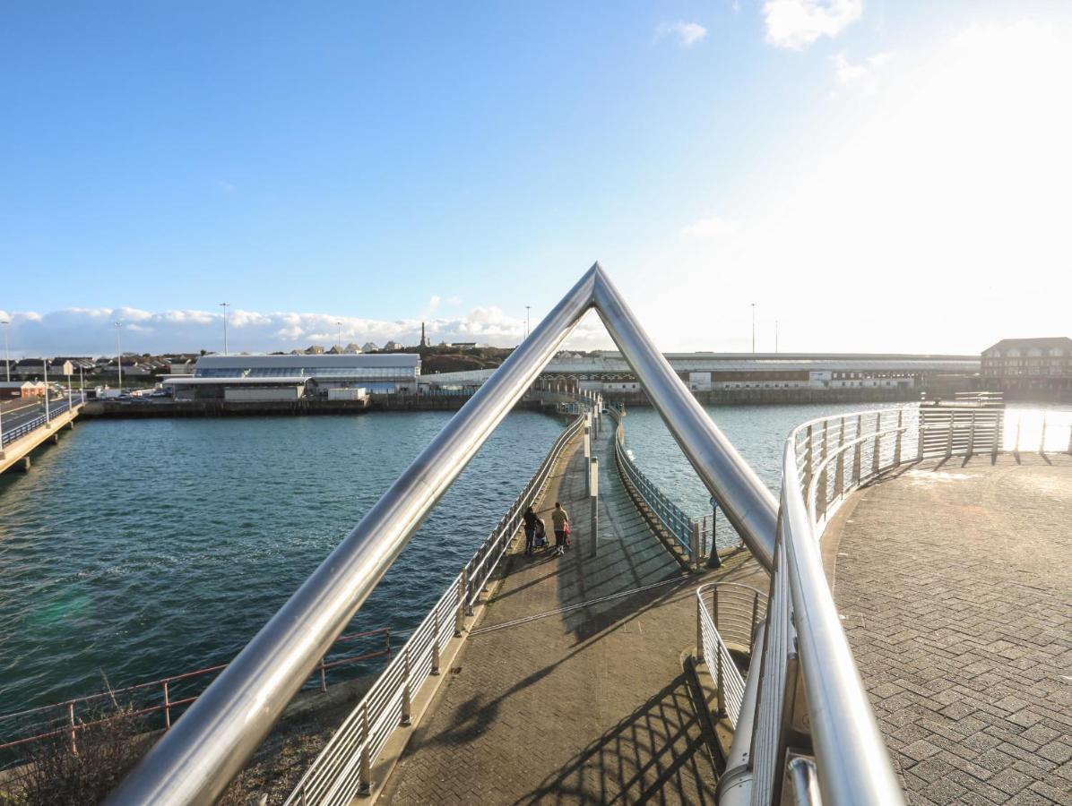 Port Apartment 1 Хоулихед Екстериор снимка
