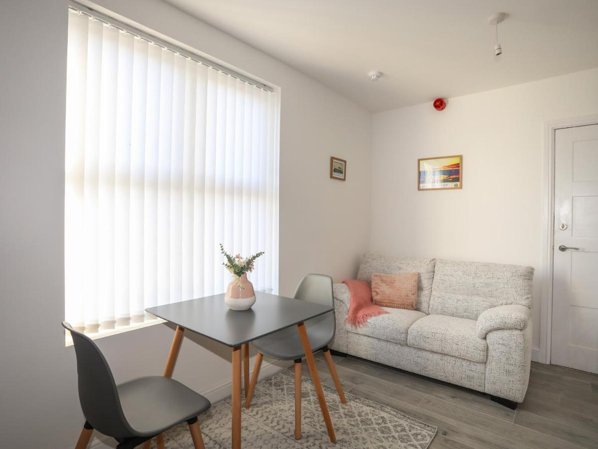 Port Apartment 1 Хоулихед Екстериор снимка