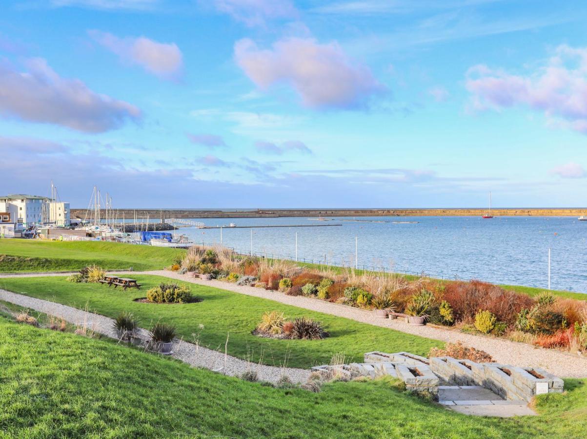 Port Apartment 1 Хоулихед Екстериор снимка