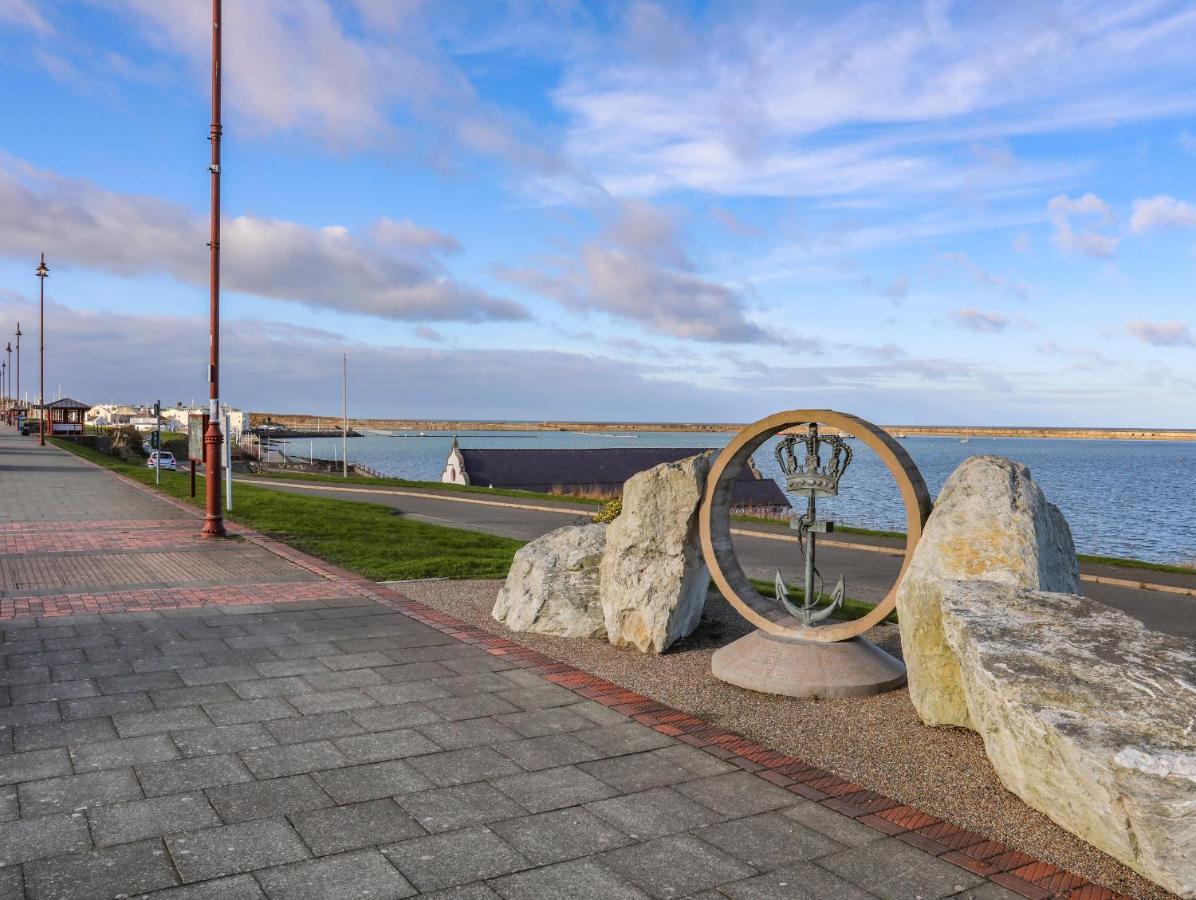 Port Apartment 1 Хоулихед Екстериор снимка