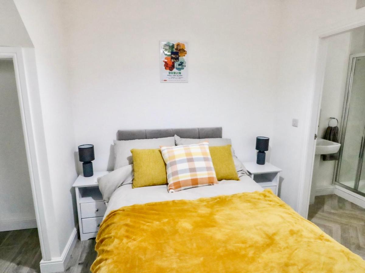 Port Apartment 1 Хоулихед Екстериор снимка